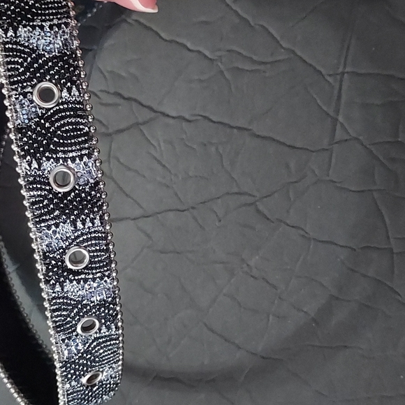Glitter Elite Belt Size Large measure 35inches to last hole.  Blk/Silver EUC. - Picture 3 of 5
